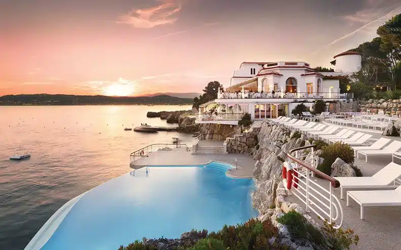 piscine à débordement hôtel luxe