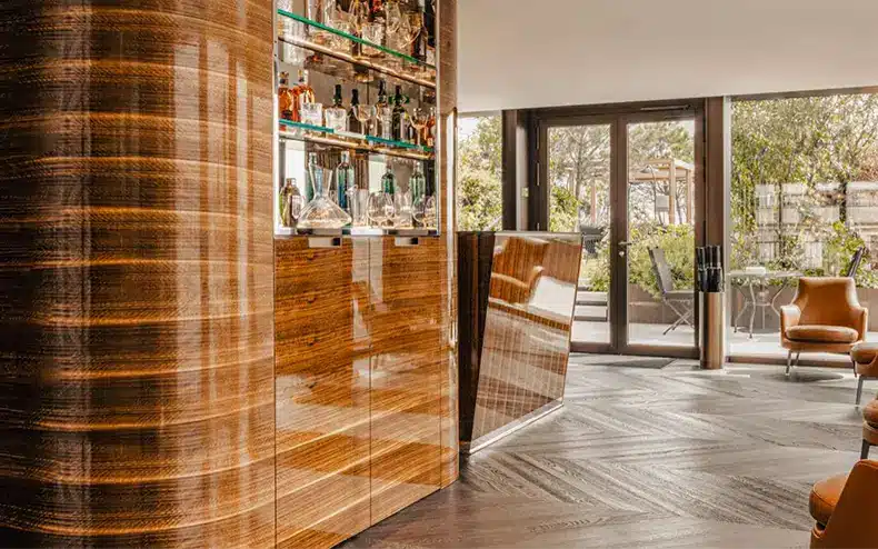 suite Penthouse Bulgari Hotel Paris bar interieur