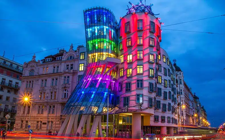 Maison Dansante de Frank Gehry de nuit