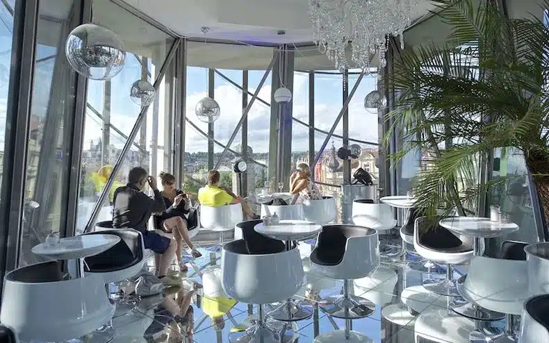Maison Dansante de Frank Gehry intérieur