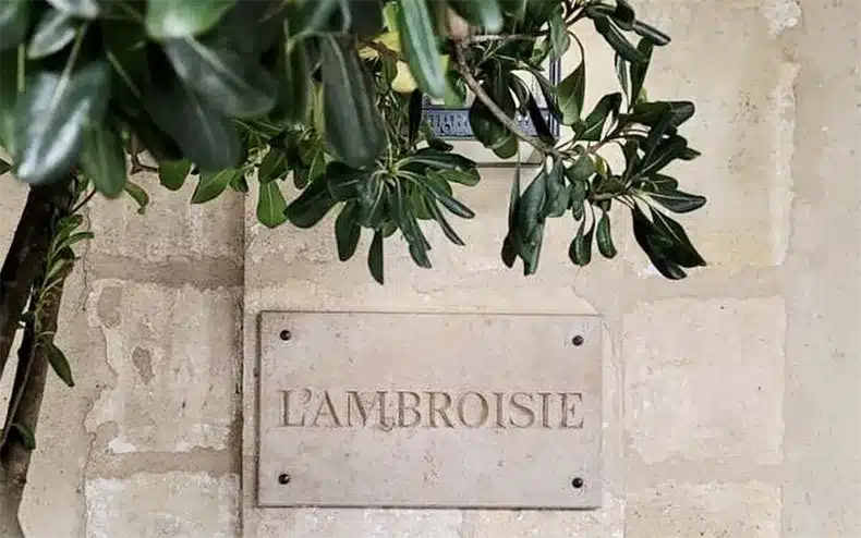 l'ambroisie restaurant 3 étoiles plaque sur mur