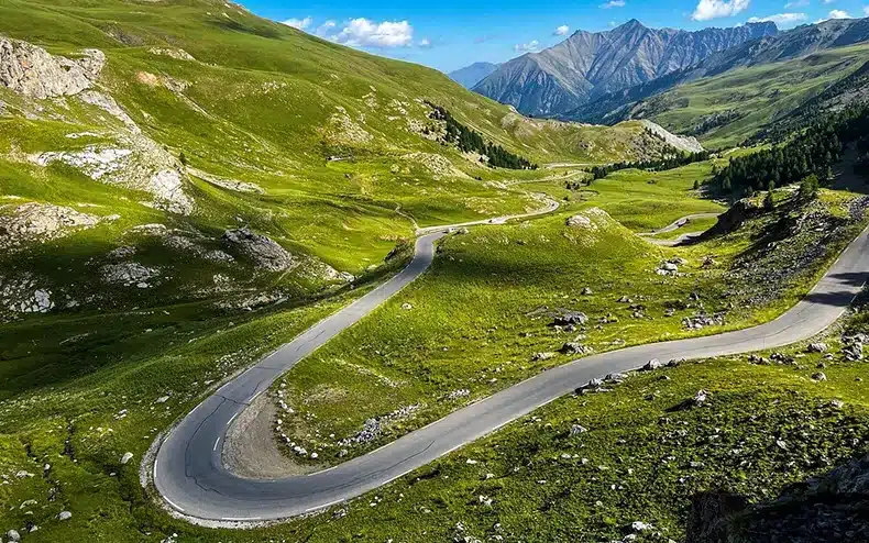 plus beaux cols de montagne à faire en Ferrari ou porsche col de la Bonette