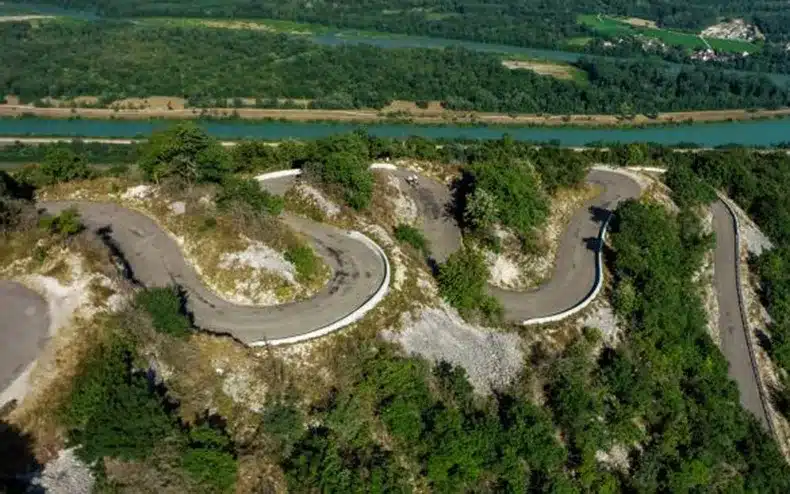 plus beaux cols de montagne à faire en Ferrari ou porsche
