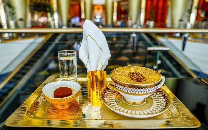 services palaces de luxe café en or