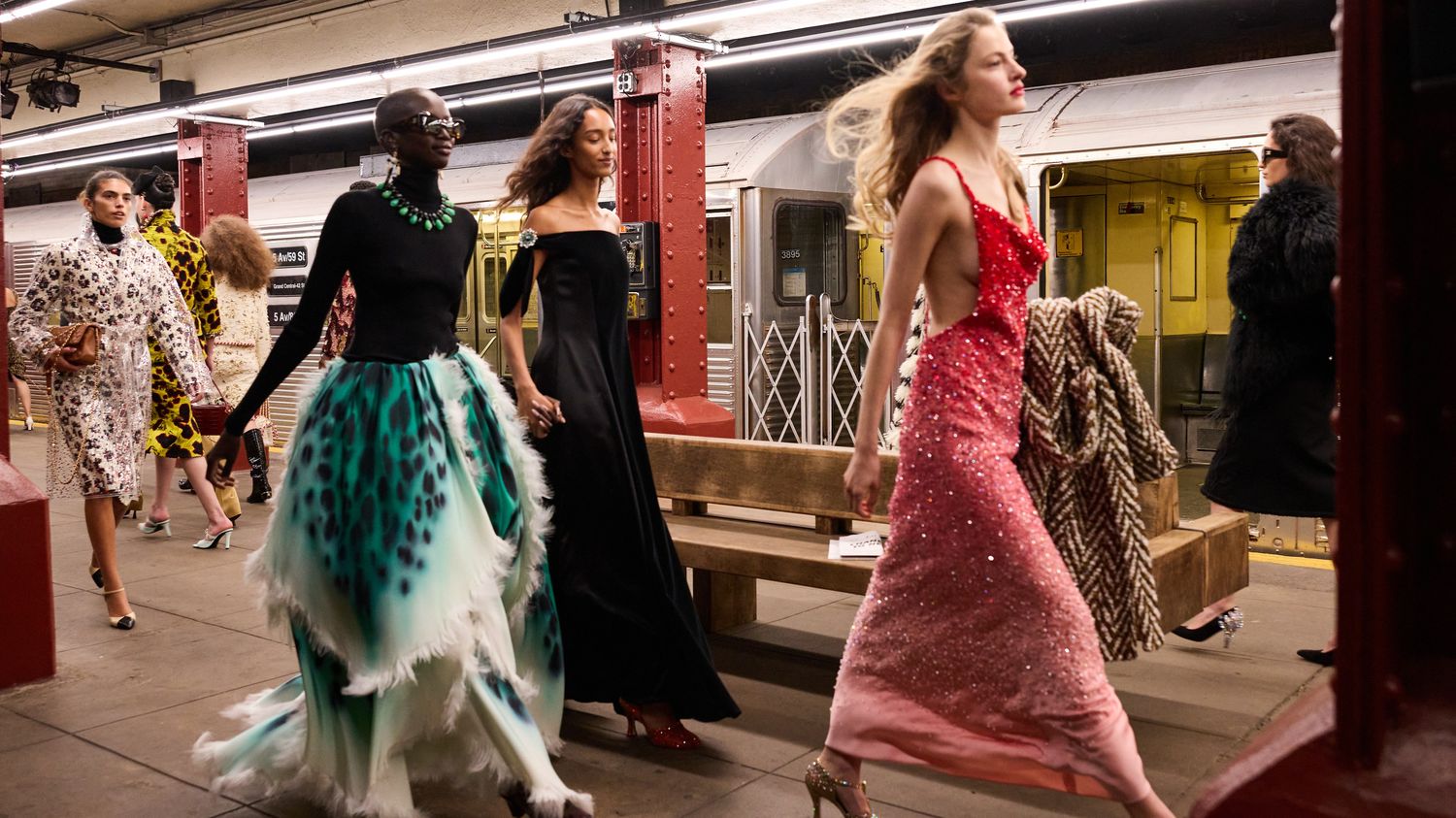 Défilé Chanel dans une station de métro