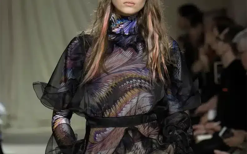 Mode transparente Mary Katrantzou Matériaux transparents mode Mary Katrantzou