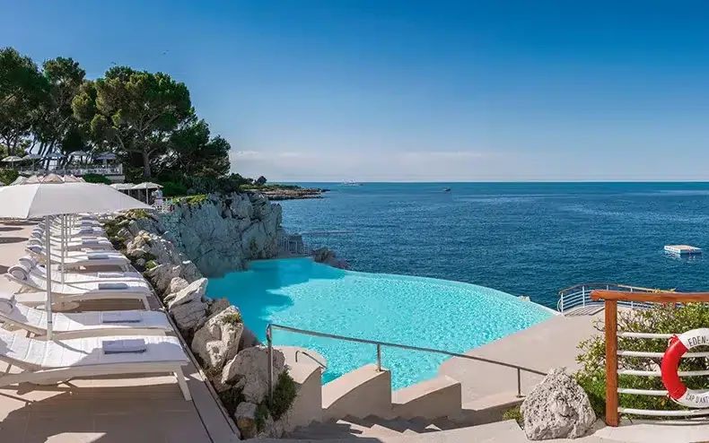 Piscine à débordement Antibes piscine à débordement hôtel luxe antibes